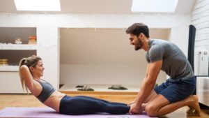 Pareja haciendo ejercicios en casa